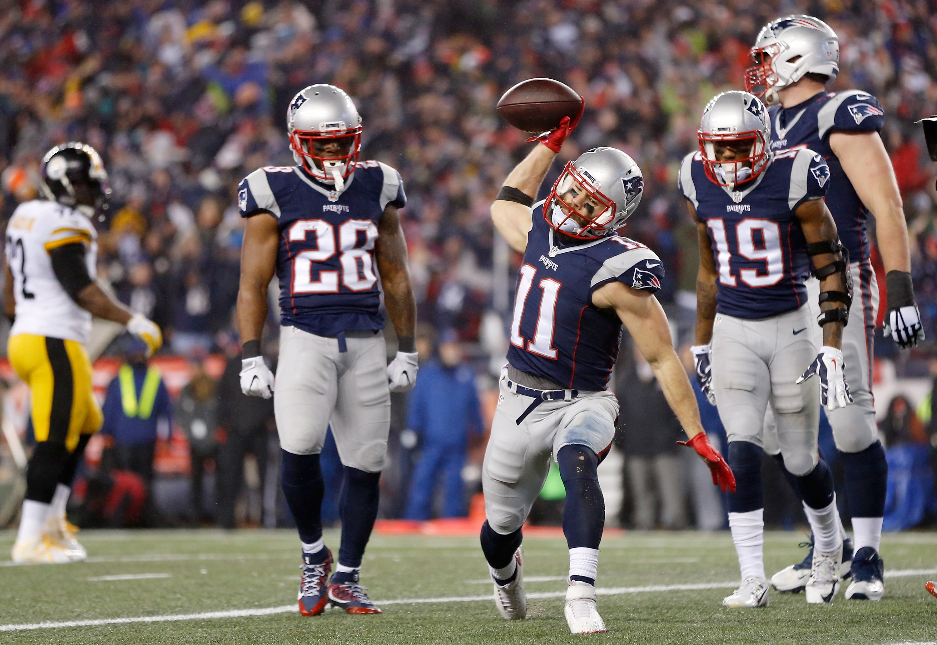 Martellus Bennett, LeGarrette Blount Return For Patriots' Super Bowl Ring  Ceremony 