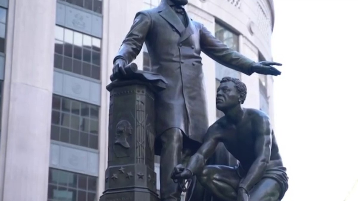Thousands Sign Petition to Remove Statue of Abraham Lincoln Beside
