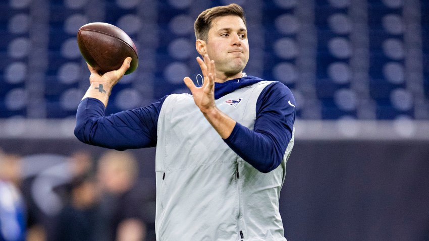 Cody Kessler warms up