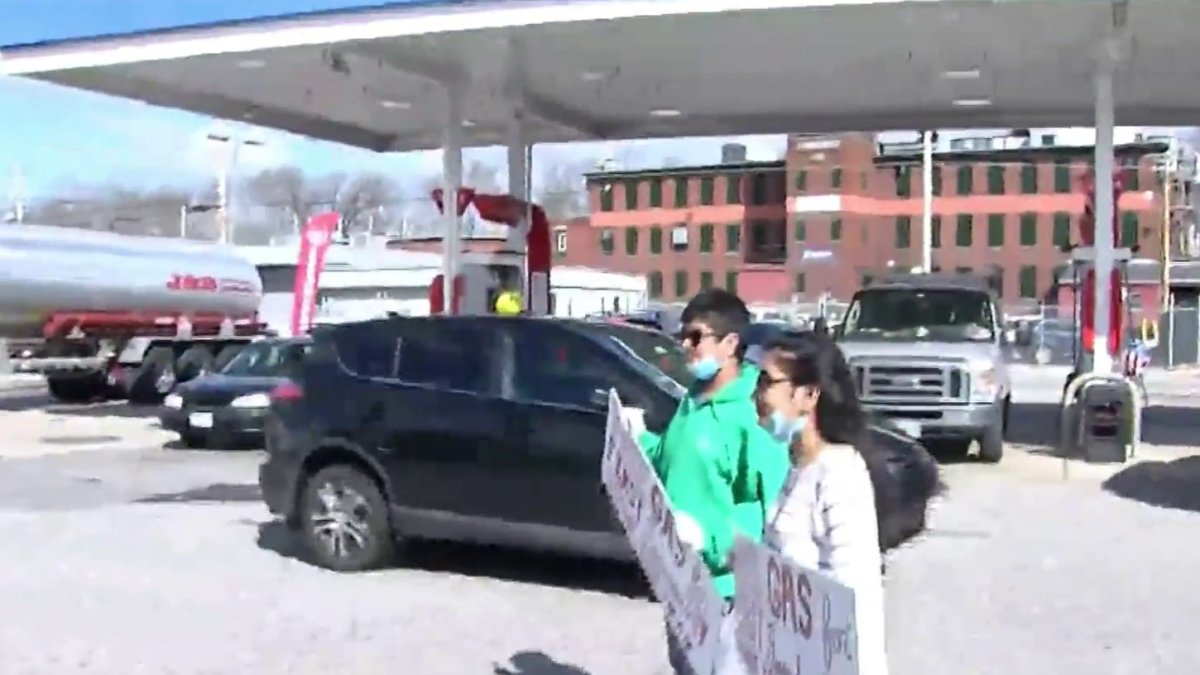 Gas Station Gives Out Free Fuel to Health Care Workers and First