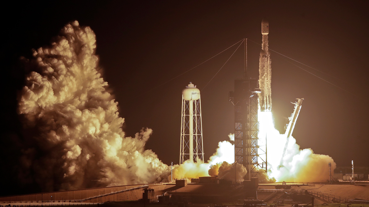 Spacex Launches Falcon Heavy Rocket Carrying 24 Satellites Nbc Boston