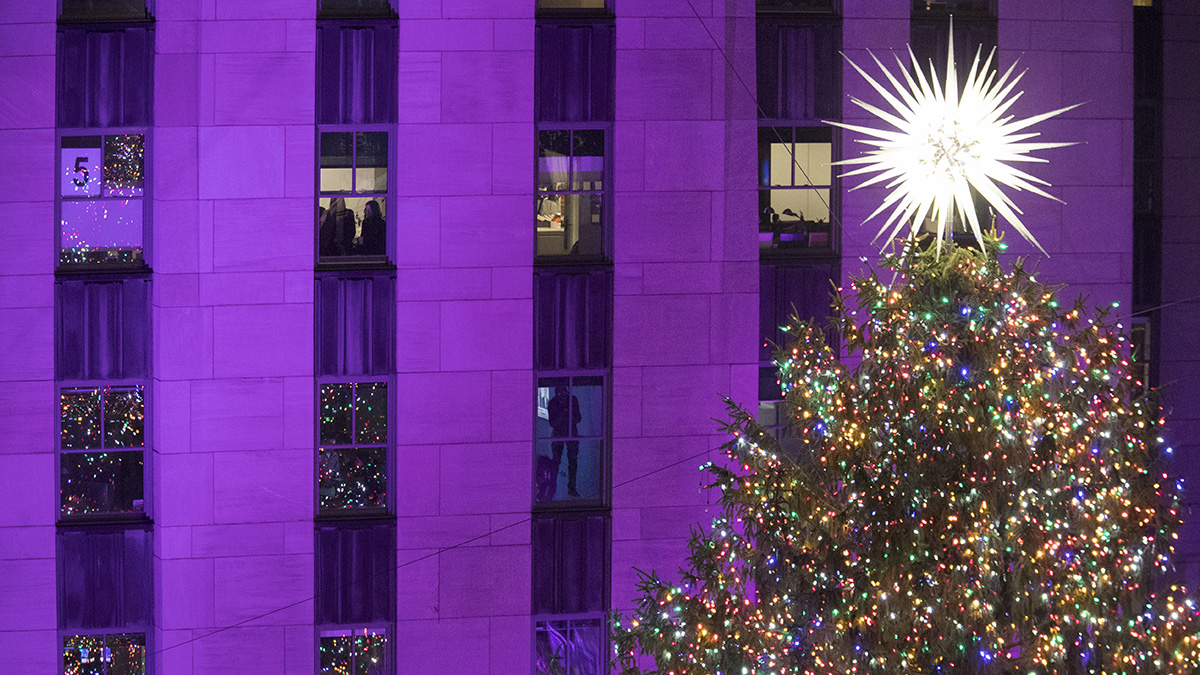 Sprucing Up in NYC: Rockefeller Center Lights Christmas Tree – NBC Boston