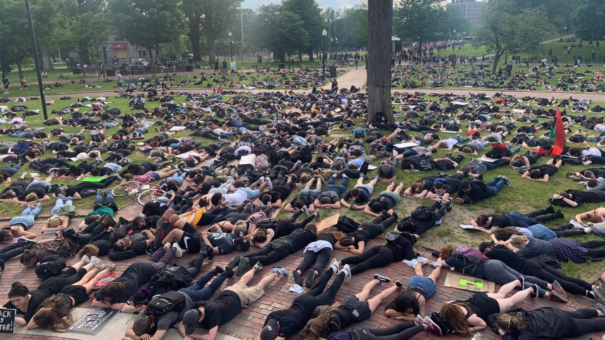 https://media.nbcboston.com/2019/09/boston-common-die-in-george-floyd.jpeg?quality=85&strip=all&crop=0px%2C306px%2C2048px%2C1152px&resize=1200%2C675