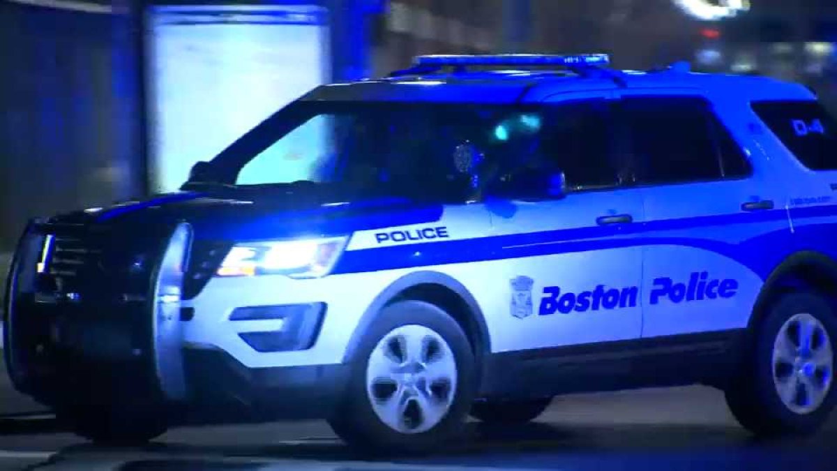 警方称，北部社区的波士顿市遭遇到试图抢劫的蒙面劫匪，被抓时正试图攀爬消防楼梯。