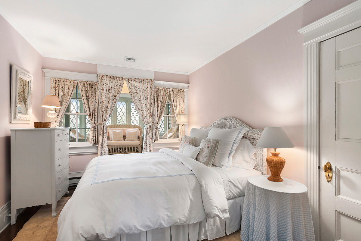 Famed Hamptons Mansion Grey Gardens For Sale At 19 995m Nbc