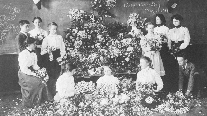 Daisies-gathered-for-Decoration-Day-1899