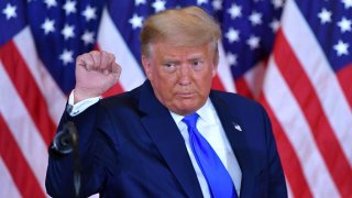 El presidente de Estados Unidos, Donald Trump, levanta el puño después de hablar durante la noche de las elecciones en el East Room de la Casa Blanca en Washington, DC, a principios del 4 de noviembre de 2020