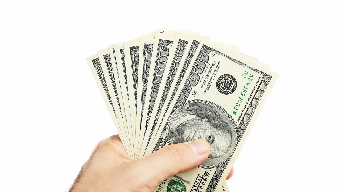 Девушка с деньгами книга. Человек нашел купюру картинки. Money waits. Мешочек с деньгами. Work time money.