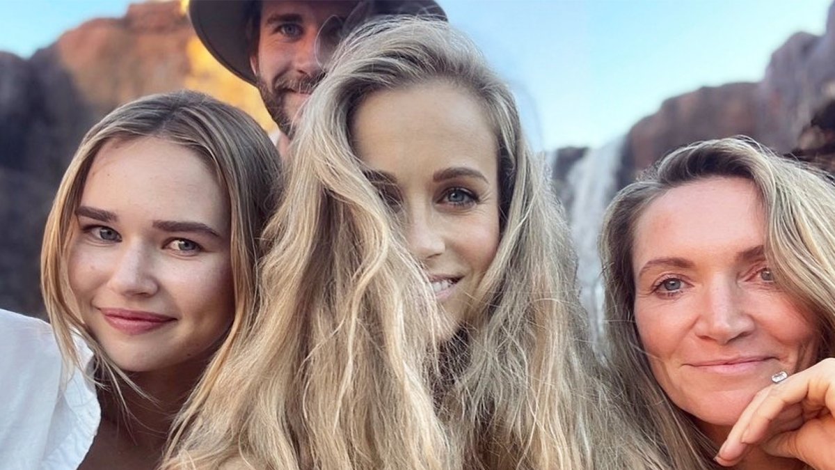 Liam Hemsworth Photobombs Girlfriend Gabriella Brooks Nbc Boston