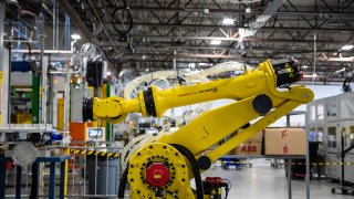 A Zume robot creates compostable packaging