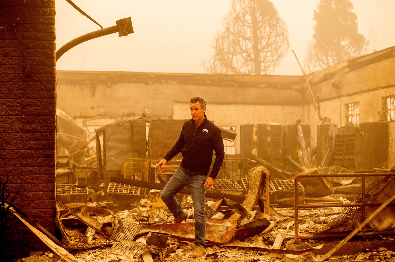 Пожар в дикси. Пожар Дикси. Пожар Дикси в Калифорнии. Пожар в Калифорнии уничтожил Грув. Пожар Дикси 50030.