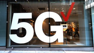 Verizon store front displays the 5G network