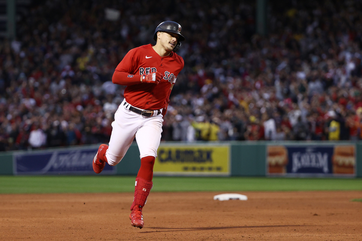 Kiké Hernández sets Red Sox postseason record with seven straight