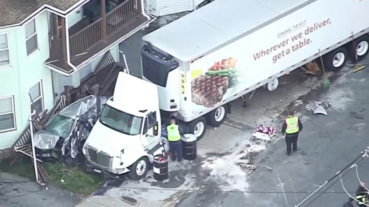 Tractor Trailer Crashes Into Home And Cars In Lynn Nbc Boston 0779