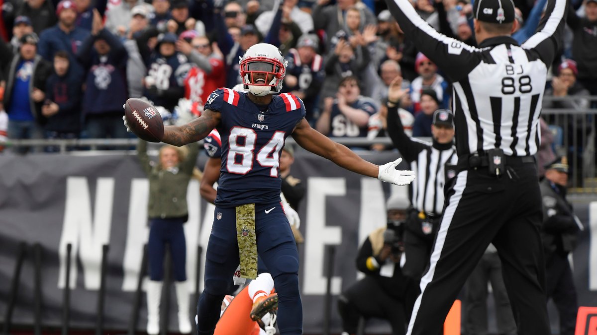 Foxborough, Massachusetts, USA. 14th Nov, 2021. New England Patriots  quarterback Mac Jones (10) before the NFL football game between the  Cleveland Browns and the New England Patriots at Gillette Stadium, in  Foxborough