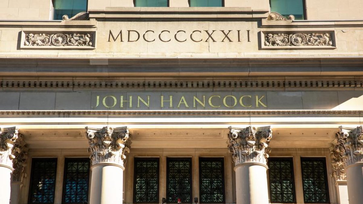 疫情爆发后，约翰·汉考克的人寿保险销售量下降