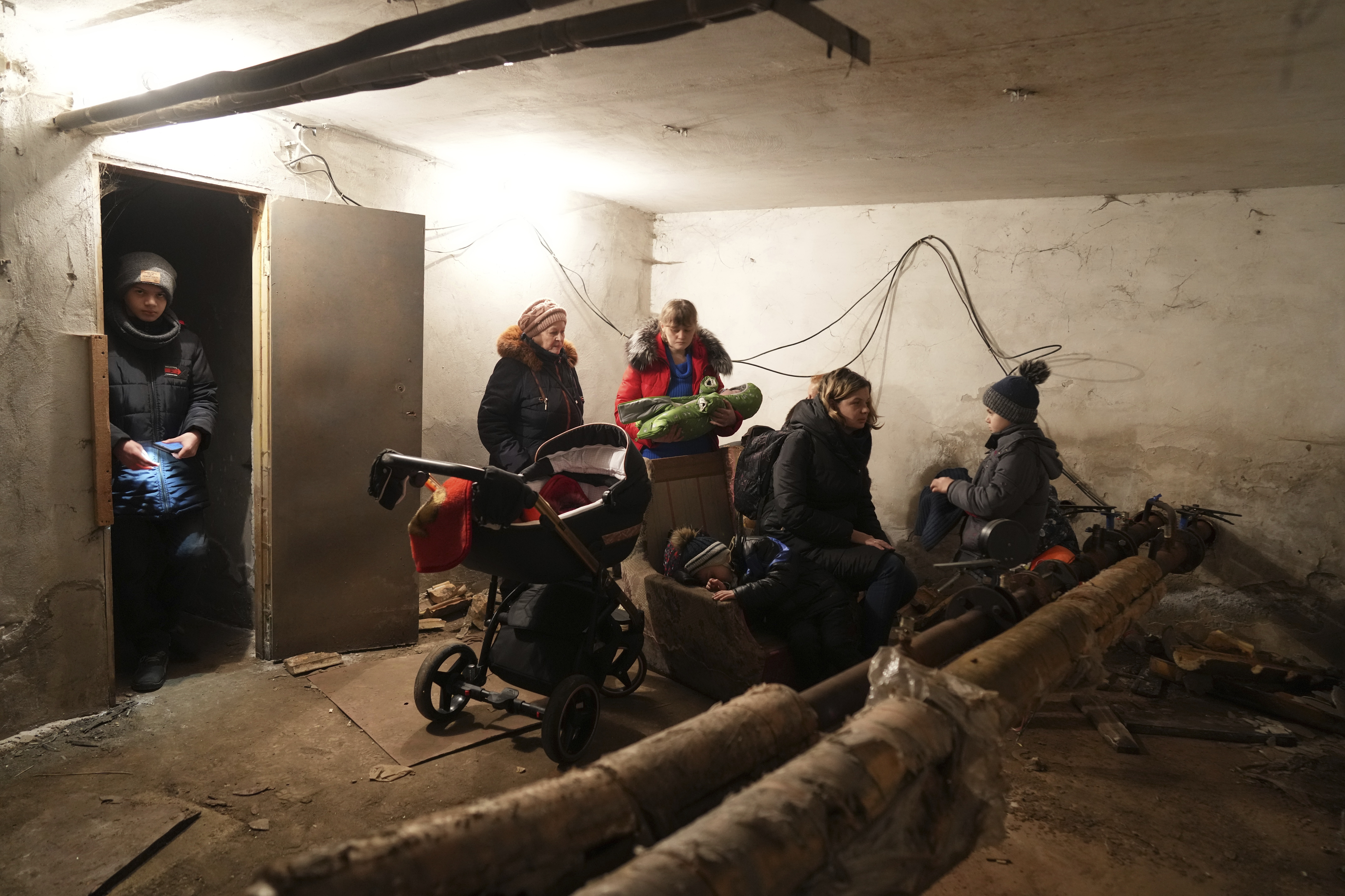 Как живут сейчас люди на украине. Украина люди в метро в бомбоубежище. Подвал бомбоубежище.