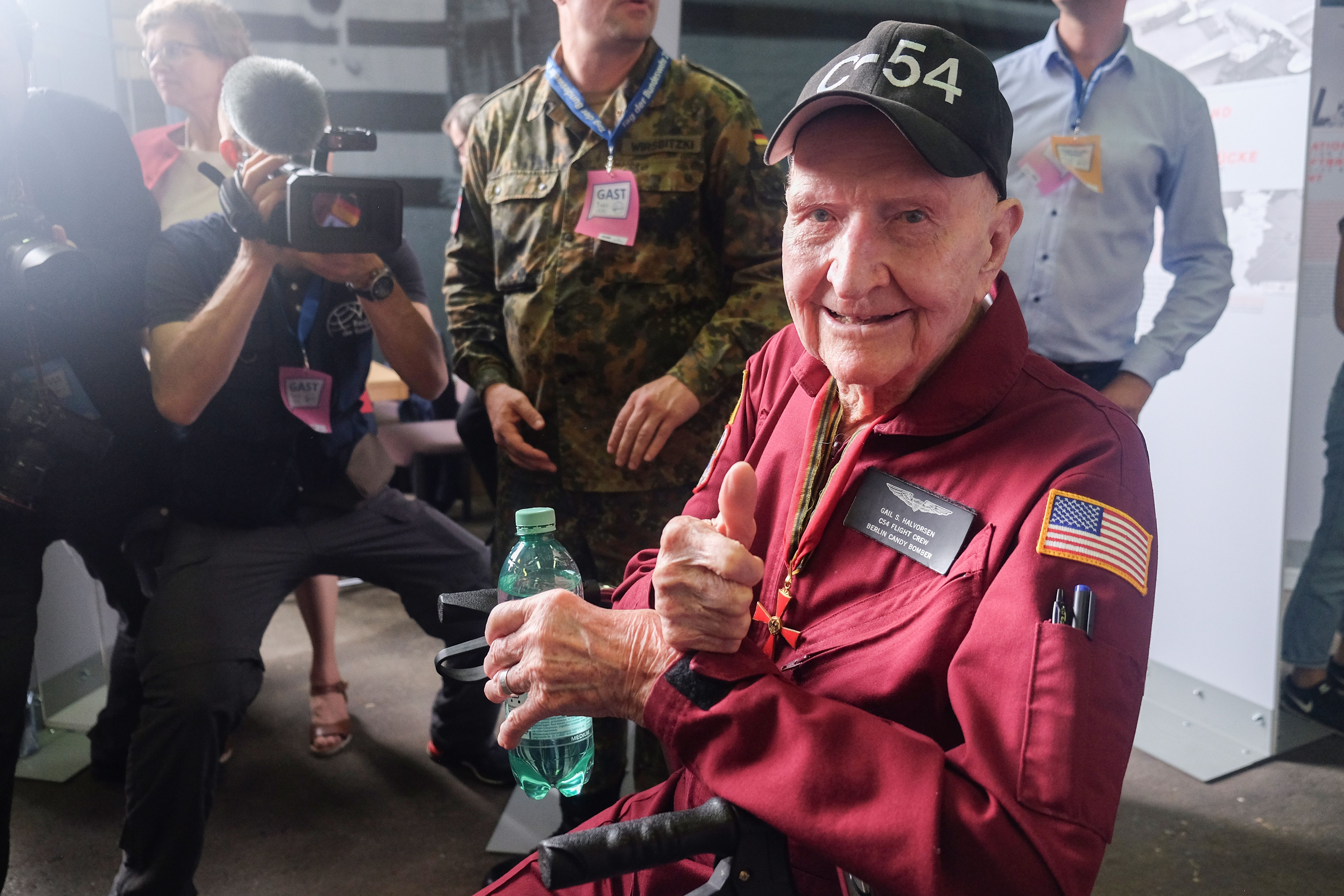 ‘Candy Bomber’ Who Dropped Sweets During Berlin Airlift Dies at 101