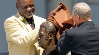 Former Dallas Cowboys great Rayfield Wright, left, unveils his bronze bust with presenter L.J. Lomax, right, during ceremonies at the Pro Football Hall of Fame, Saturday, Aug. 5, 2006, in Canton, Ohio.