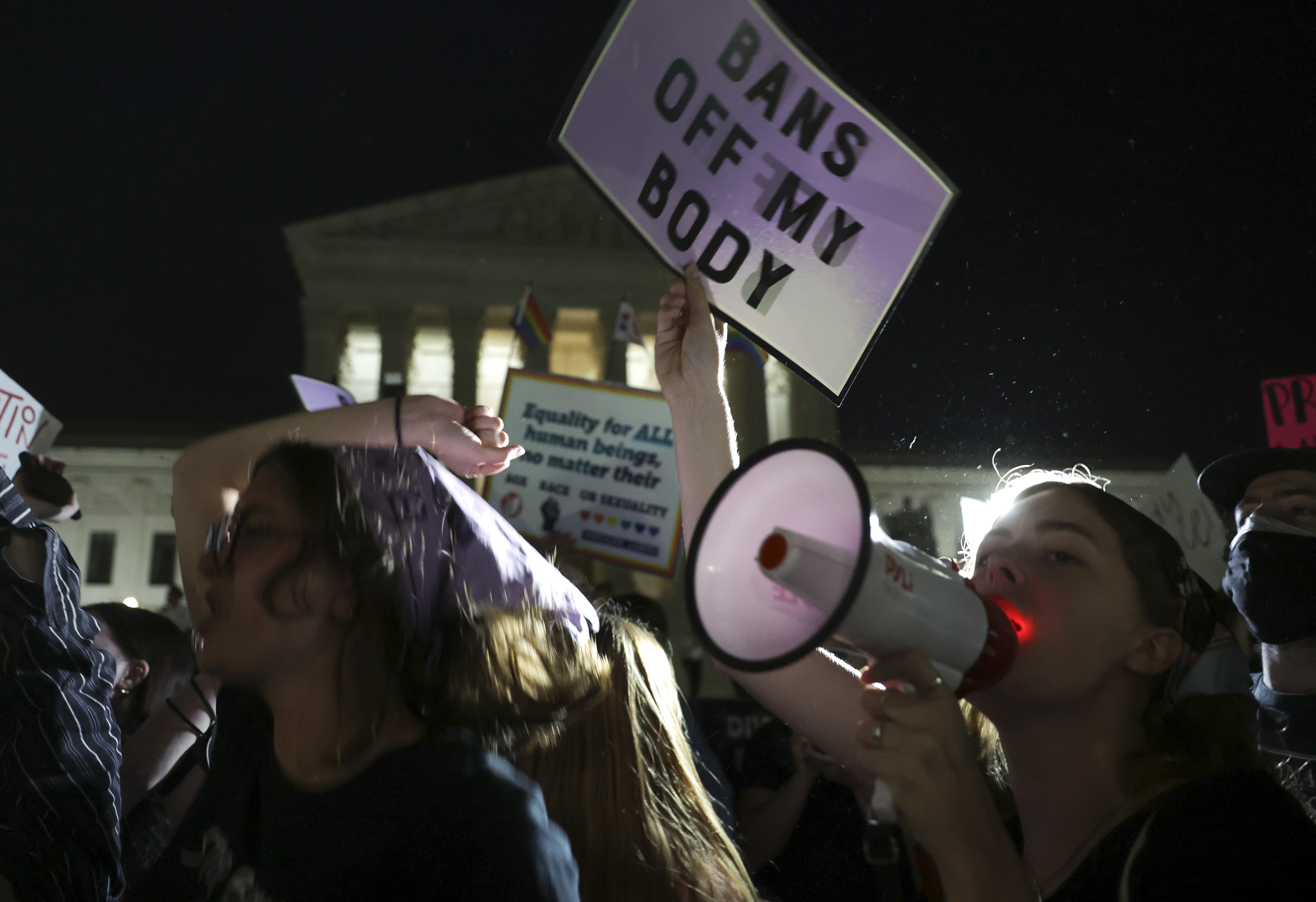 WASHINGTON, DC &#8211; MAY 02: Pro-choice and anti-abortion activist rally outside of the U.S. Supreme Court on May 02, 2022 in Washington, DC. In an initial draft majority opinion obtained by Politico, Supreme Court Justice Samuel Alito allegedly wrote that the cases Roe v. Wade and Planned Parenthood of Southeastern v. Casey should be overruled, which would end federal protection of abortion rights across the country. (Photo by Kevin Dietsch/Getty Images)
