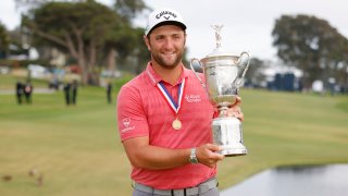 SAN DIEGO, CALIFORNIA – JUNE 20: Jon Rahm of Spain celebrates with the trophy after winning during the final round of the 2021 U.S. Open at Torrey Pines Golf Course (South Course) on June 20, 2021 in San Diego, California. (Photo by Ezra Shaw/Getty Images)