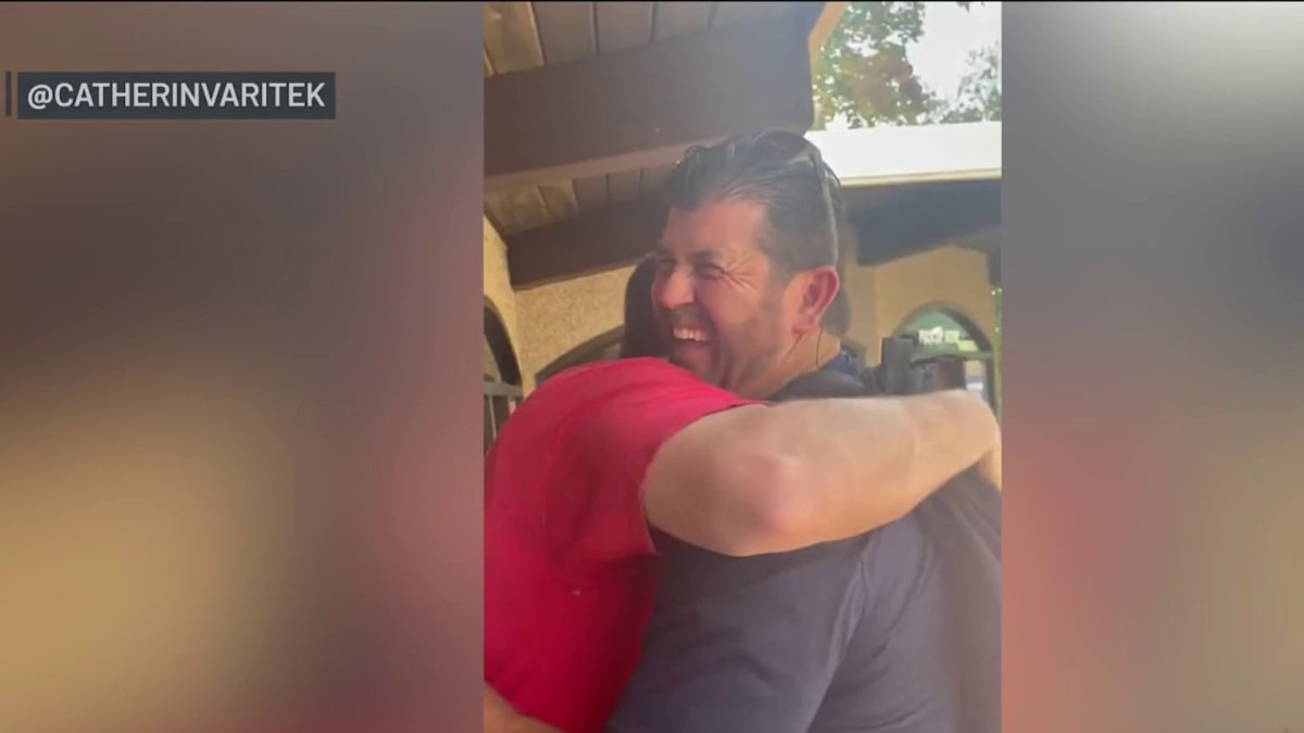 Former Red Sox star Jason Varitek surprises fan at amusement park