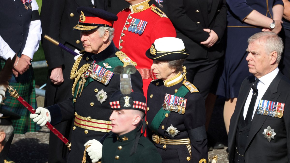 Queen Elizabeth’s Children Escort Her Coffin to St. Giles’ Cathedral in