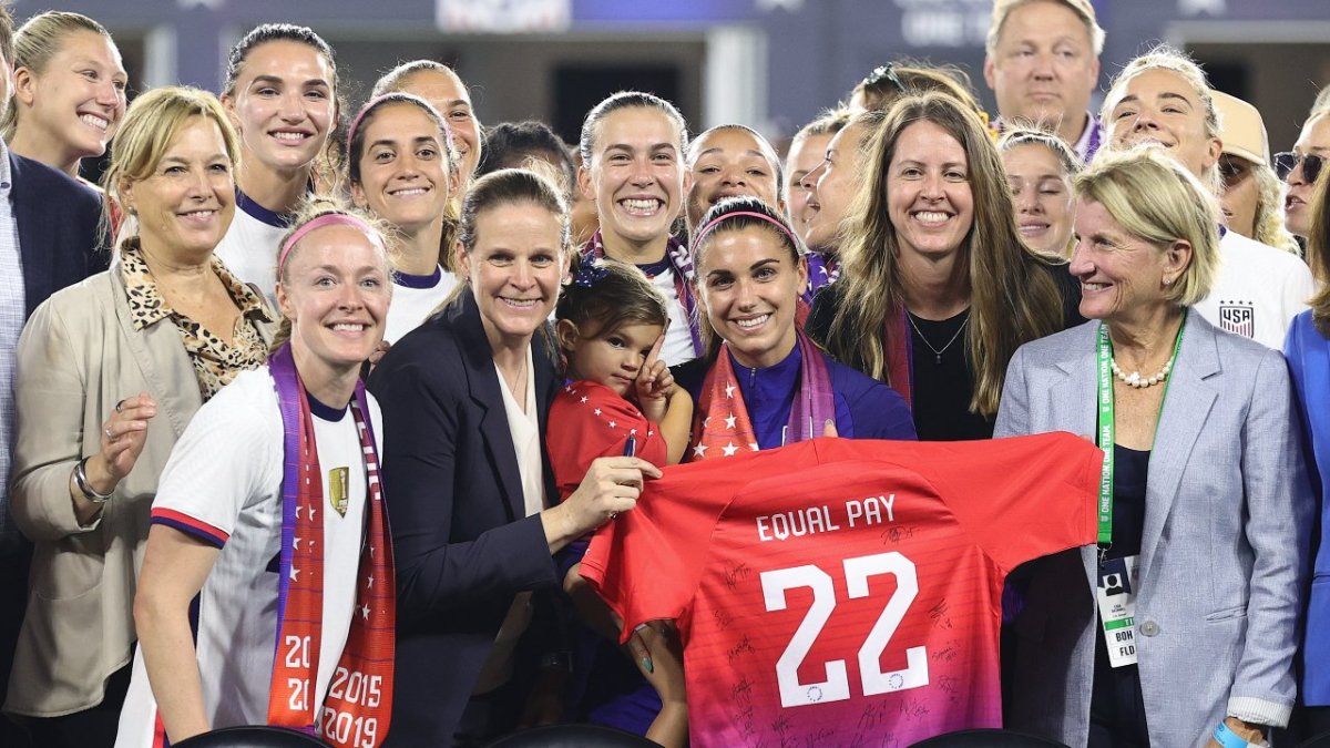 U S Men S And Women S Soccer Teams Formally Sign Equal Pay Agreements