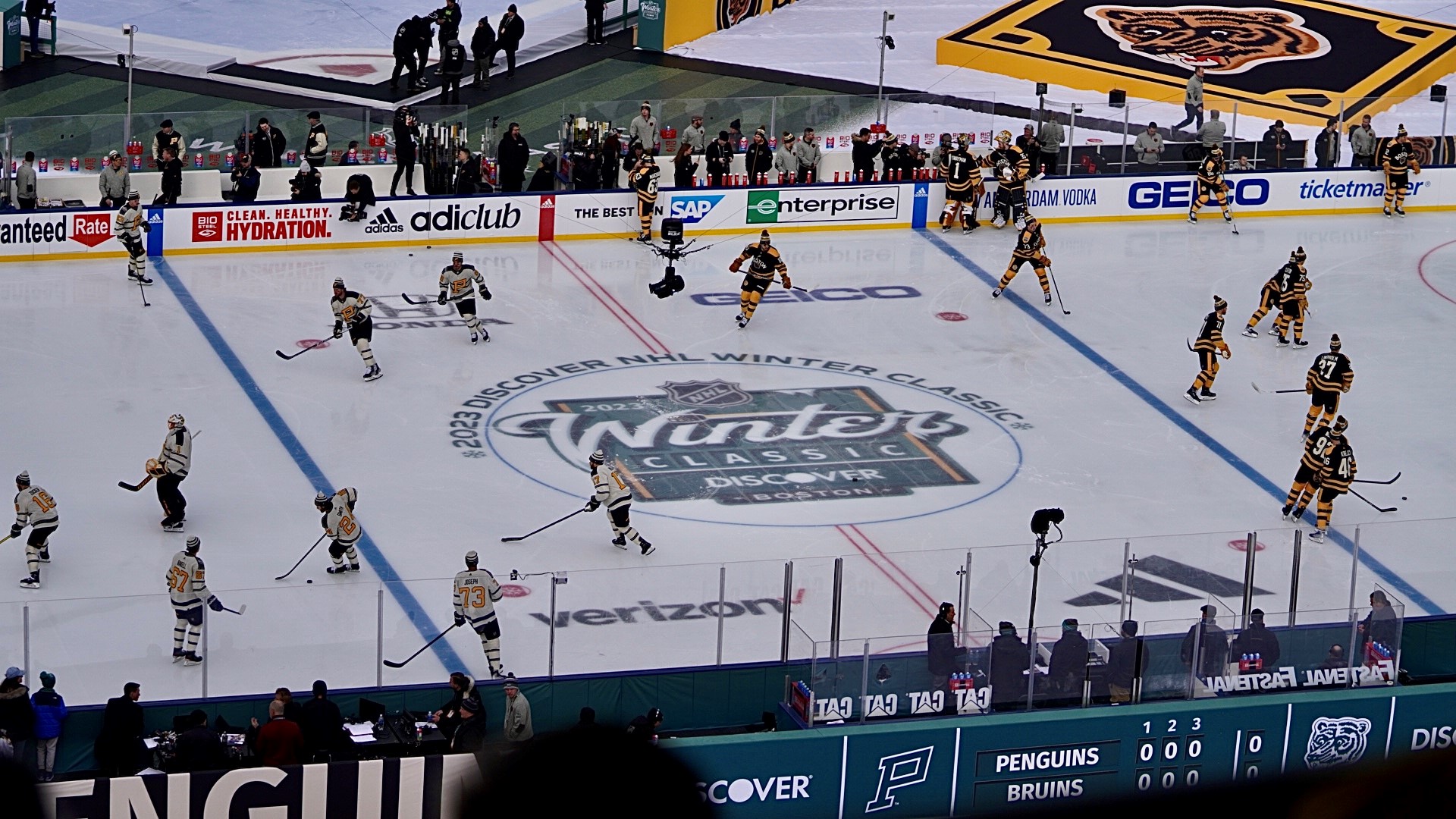 Black and gold flood Fenway as Bruins host Winter Classic