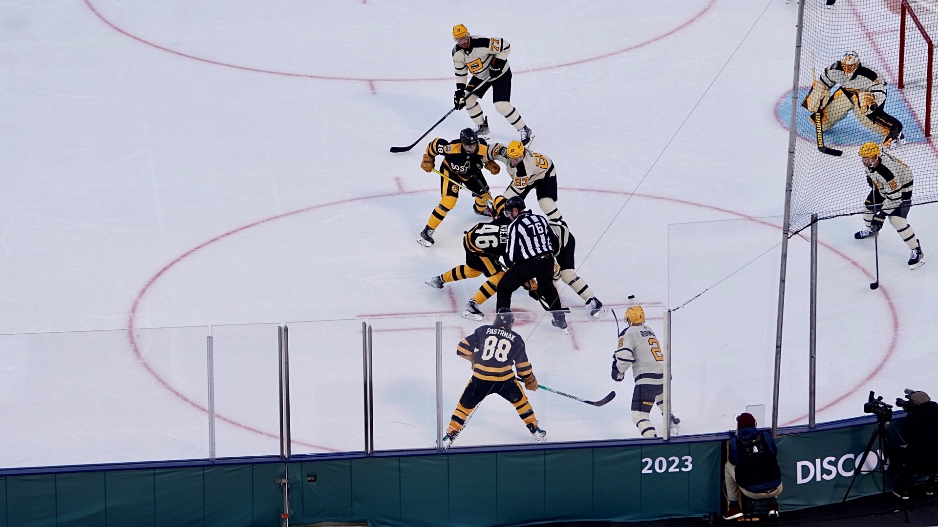 DeBrusk scores 2 in 3rd, Bruins beat Pens in Winter Classic 