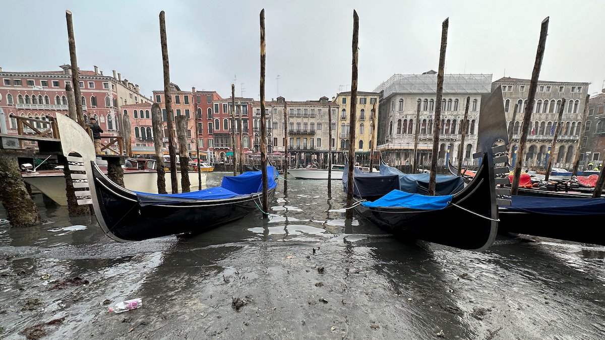 Os icônicos canais venezianos da Itália secam em meio à seca – NBC Boston