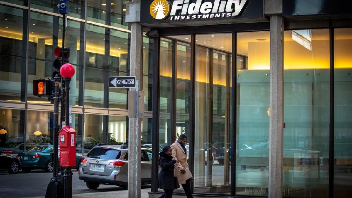 Fidelity cuts about 800 jobs in reorganization