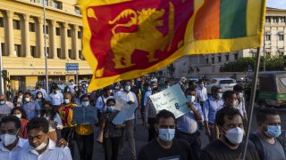 Mounting frustration over inflation, scarcity and lengthy power cuts brought demonstrators in the Sri Lankan capital Colombo on Monday. Angry protestors called for the resignation of President Gotabaya Rajapaksa and his brother, Prime Minister Mahinda Rajapaksa.