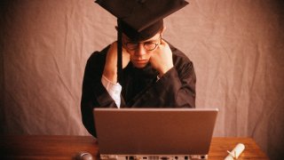 4 Strategies for Avoiding Taking on Too Much Student Debt in College