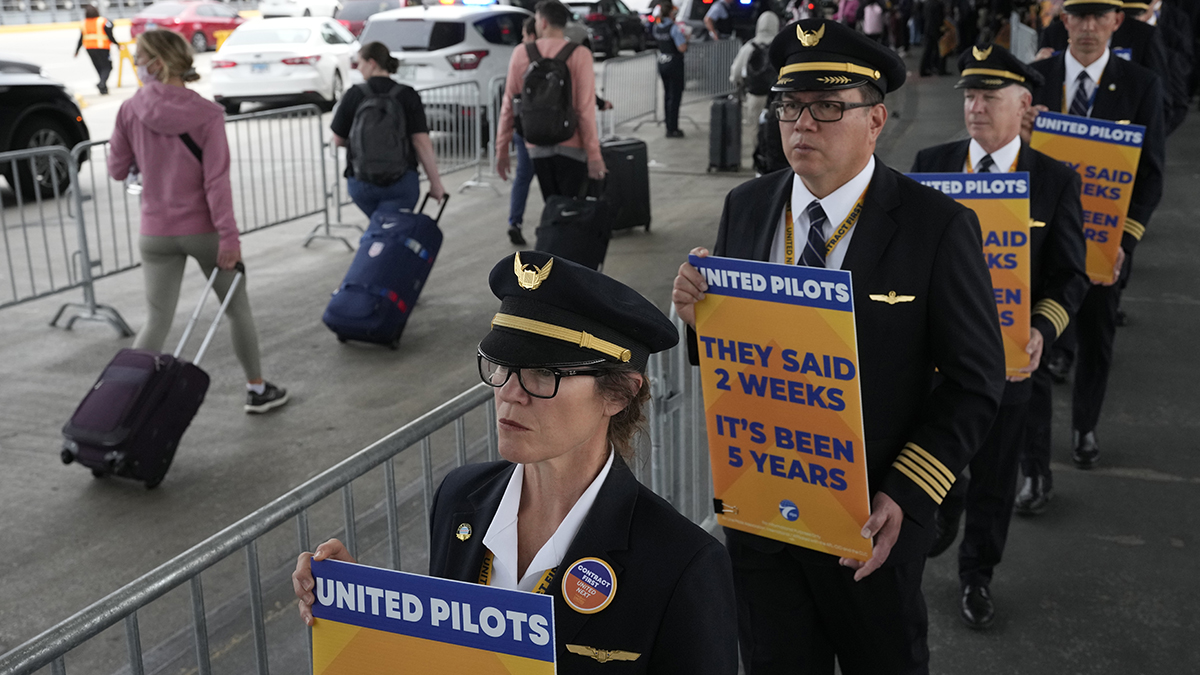 Pilots At United Picket For Higher Pay As Pressure Builds Nbc Boston