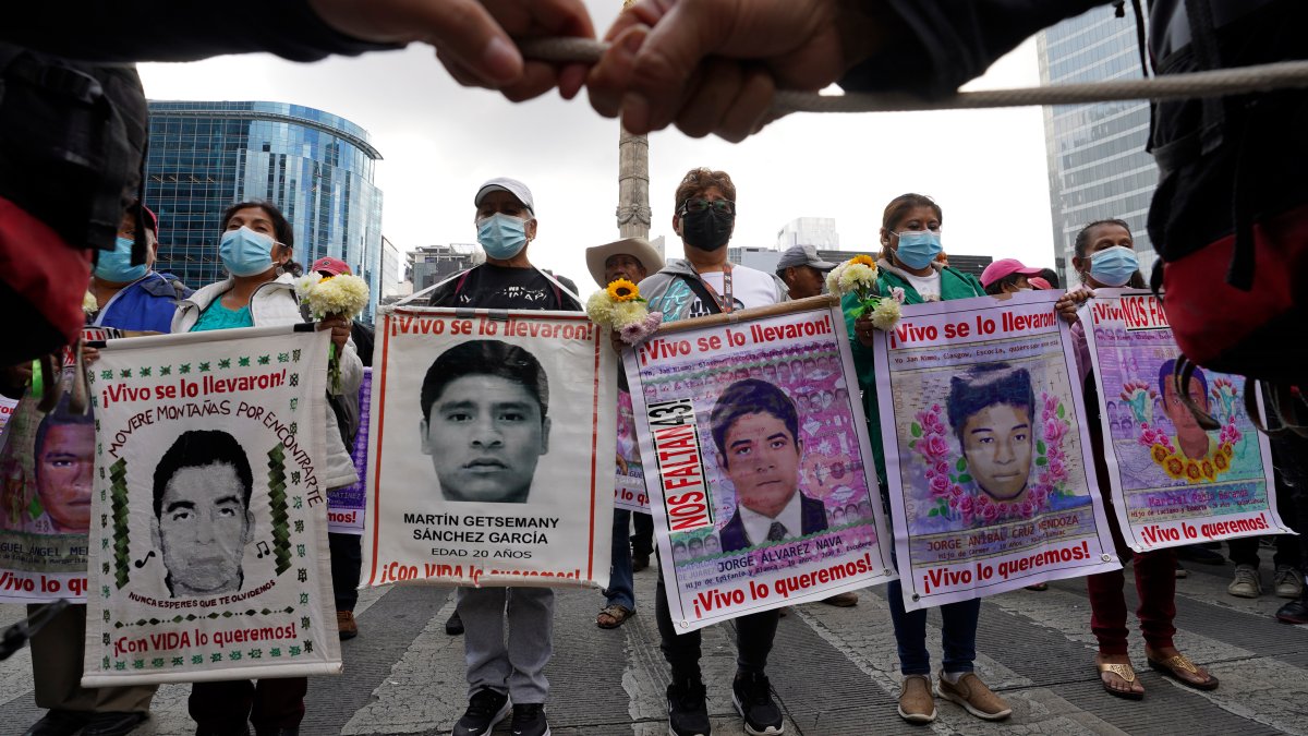 México arresta a exfuncionario responsable de la desaparición de 43 estudiantes en 2014 y acusa a 8 militares – Telemundo Nueva Inglaterra