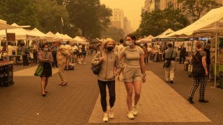 New Yorkers wear masks to protect themselves from the dangerously low quality air.