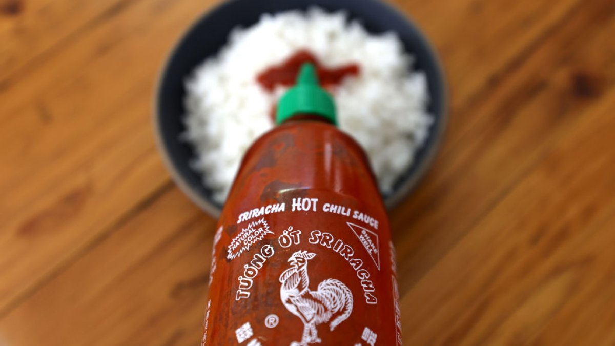 Botellas de Sriracha se venden por hasta $150 en línea en medio de escasez – Telemundo 52