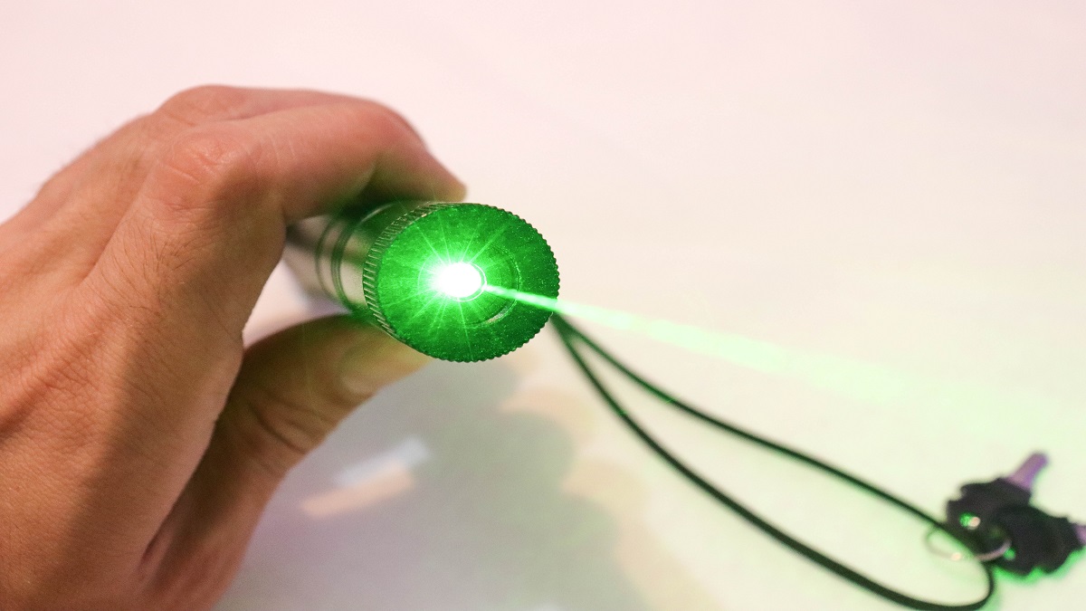 美国联邦航空局将调查照射波士顿捷蓝航空航班的绿光激光器