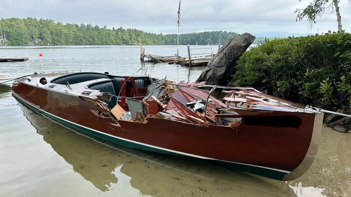 Un bote dañado involucrado en un accidente de atropello y fuga en el lago Winnipesaukee el sábado 12 de agosto de 2023.
