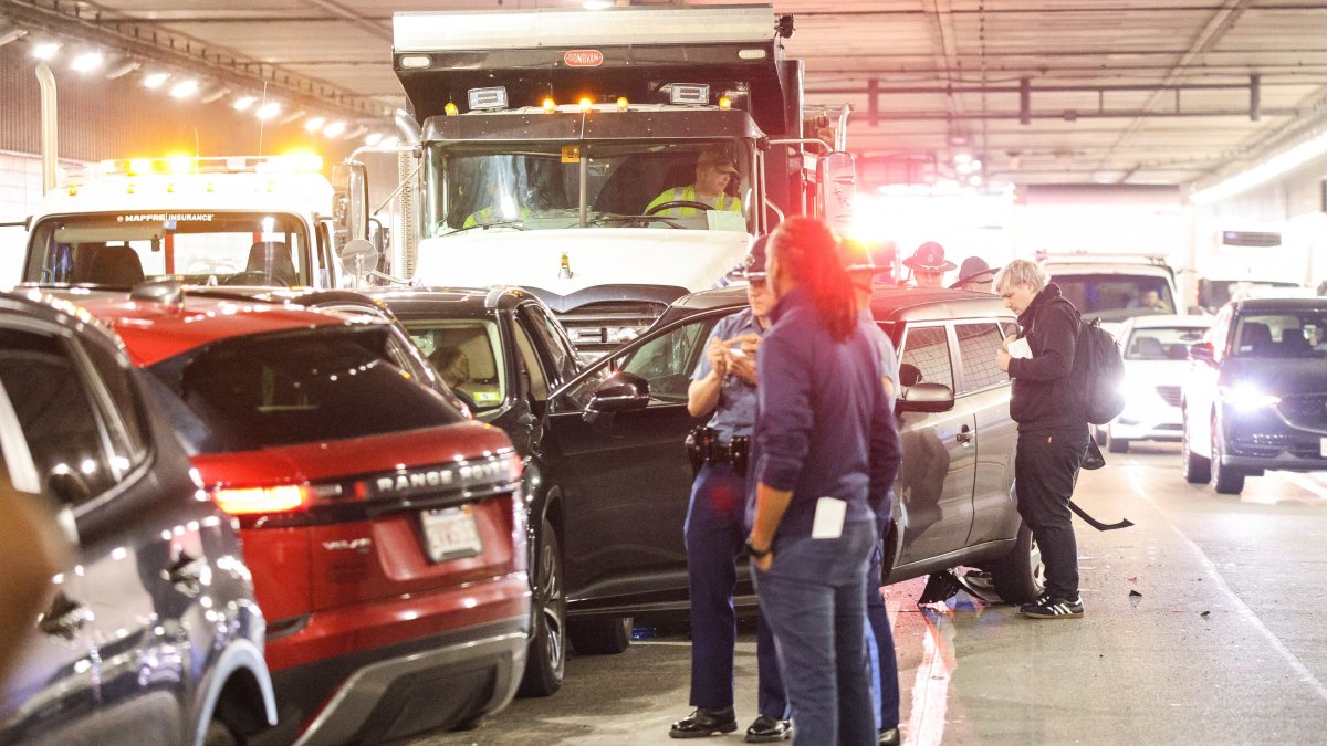 波士顿奥尼尔隧道内的多车相撞事故导致交通延误