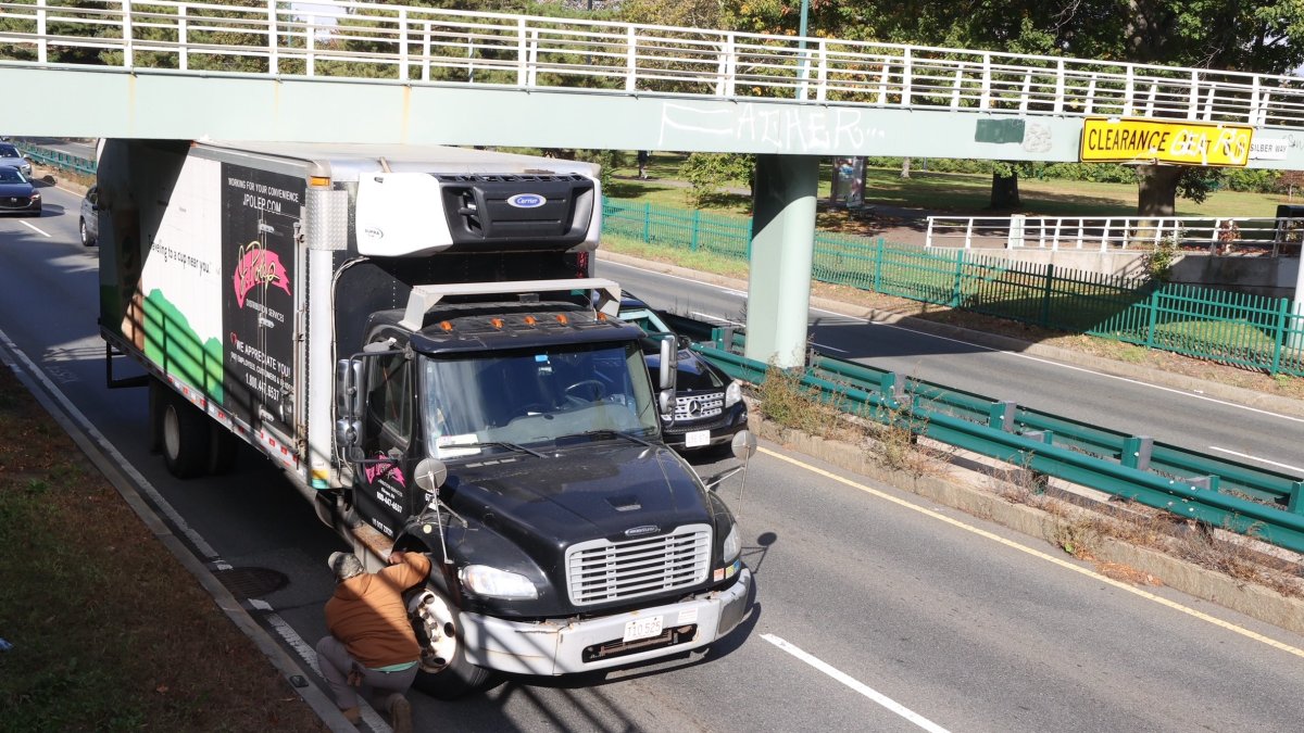 “斯托罗（Storrowed）”卡车导致波士顿大学附近交通堵塞