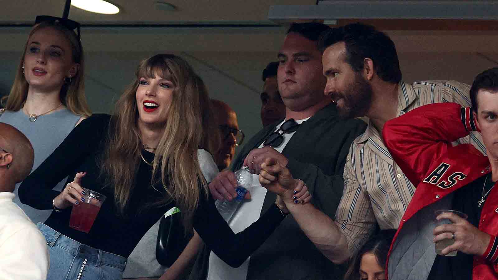 Travis Kelce jersey sales jump nearly 400% after Taylor Swift attends  Kansas City-Chicago game - The Globe and Mail