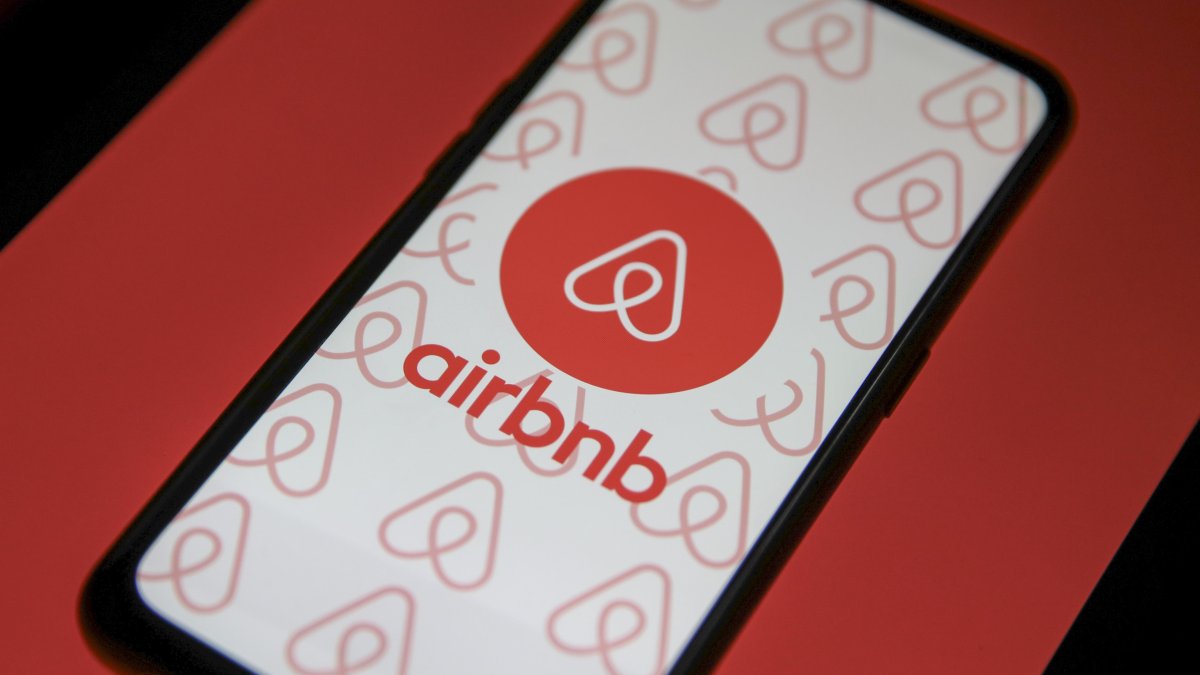 Airbnb doesn’t require carbon monoxide detectors as deaths increase Airbnb doesn’t require carbon monoxide detectors as deaths increase