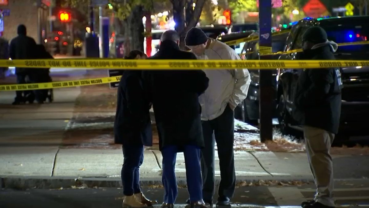 Boston, MA Suspect in double stabbing and assault still on the run