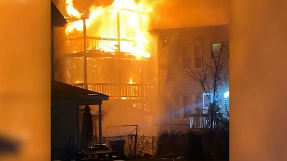 感恩节大火导致两栋瓦尔瑟姆住宅被毁，超过十几人流离失所