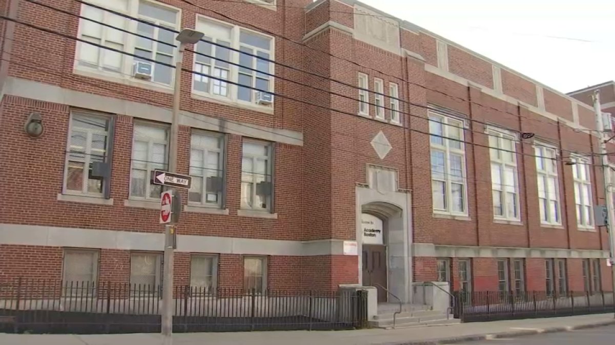14岁学生在南波士顿学校被逮捕，携带有子弹的枪支