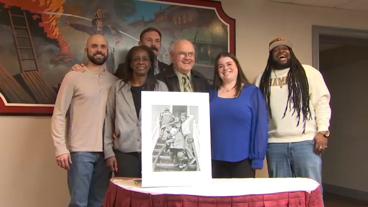 波士顿消防员几十年后与他所救的孩子团聚