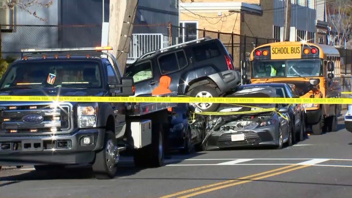 波士顿发生撞人事故，涉及多辆车，警方正在处理