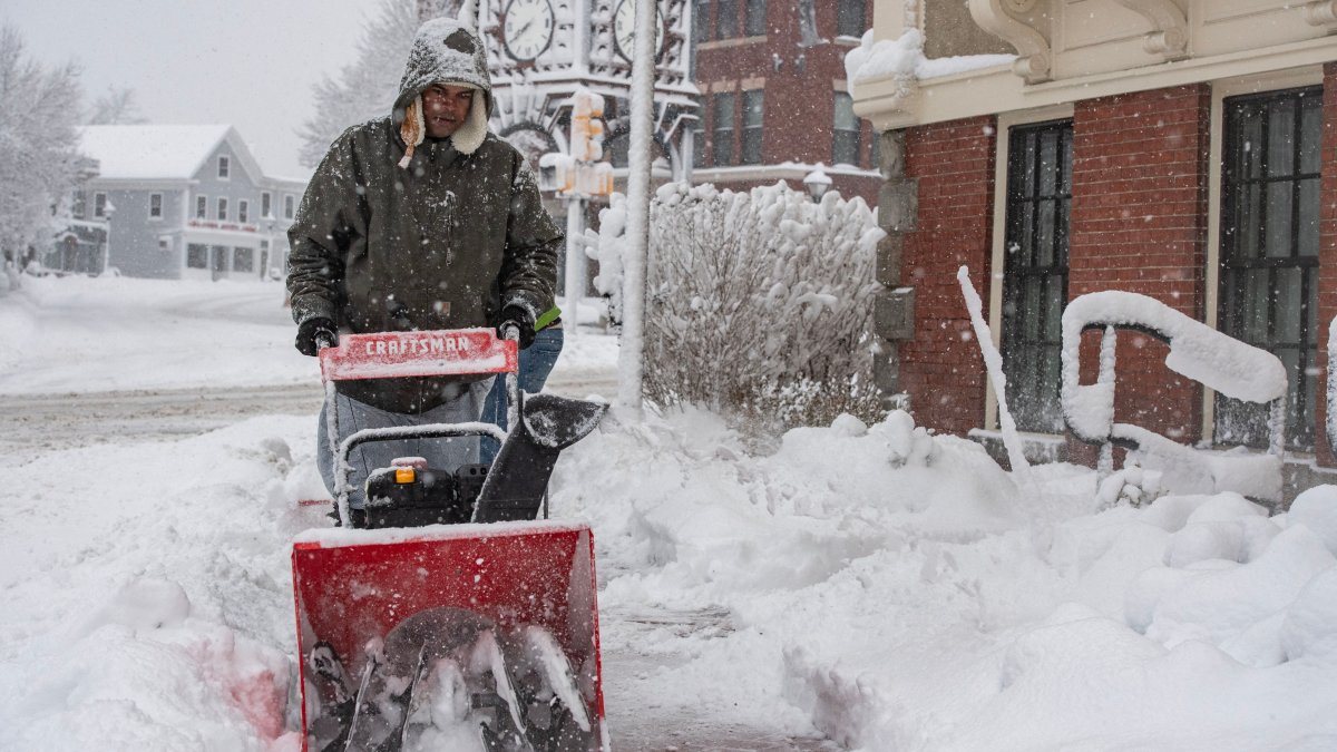 周日冬季风暴袭击了马萨诸塞州，导致停电和交通事故频发